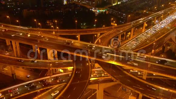 高速公路的时间流逝繁忙的城市高峰时间夜间交通拥堵视频的预览图