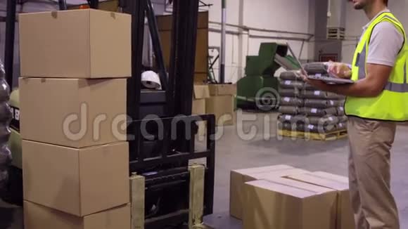 仓库工人检查纸板箱装运视频的预览图