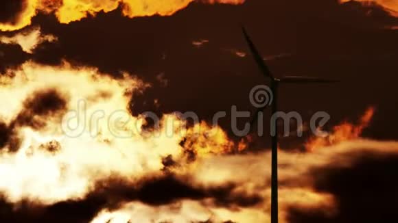 日出4K时风力涡轮机视频的预览图