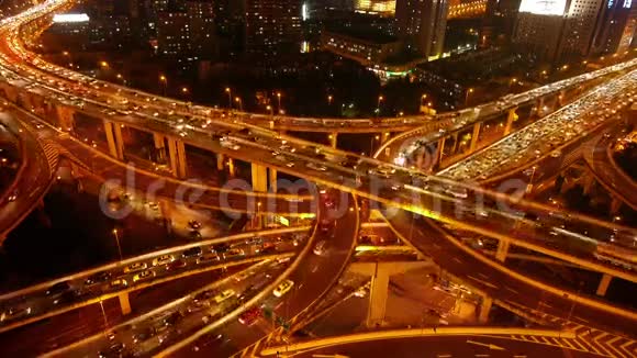 高速公路的时间流逝繁忙的城市高峰时间夜间交通拥堵视频的预览图