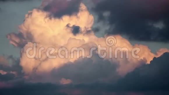 夕阳下美丽的云彩视频的预览图