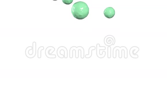 绿色的水滴在白色的表面缓慢运动视频的预览图