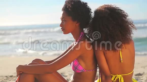 平静的女人坐在海滩上视频的预览图