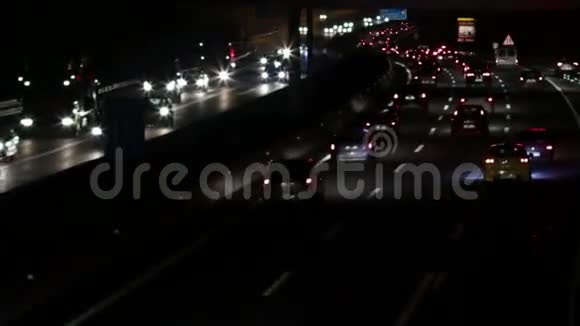 夜间高速公路交通车视频的预览图
