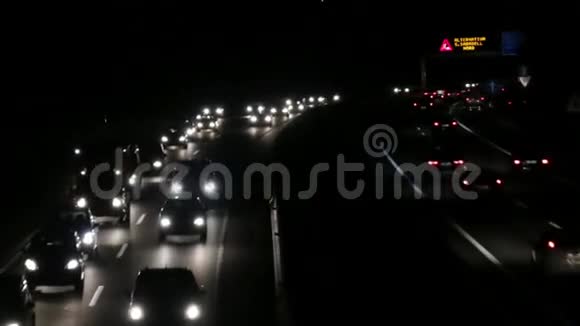 夜间高速公路交通车视频的预览图