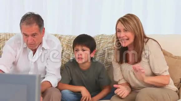 家人一起看电视视频的预览图
