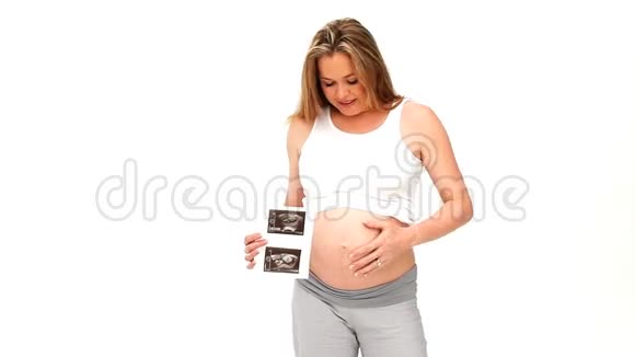 孕妇拿着扫描视频的预览图
