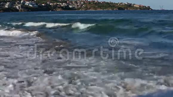 夏季海岸和冲浪波视频的预览图