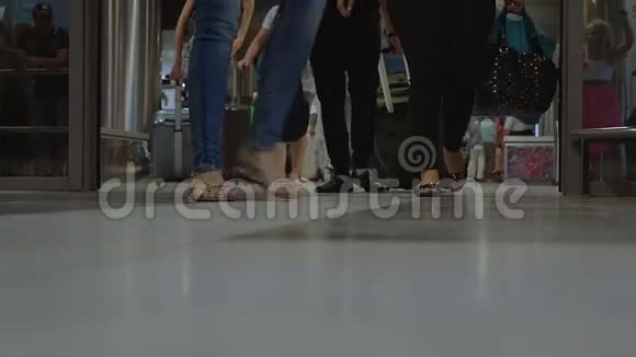 携带行李的人到机场候机楼视频的预览图