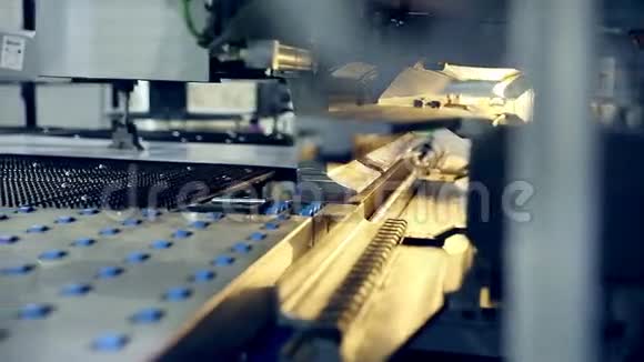 金属折弯机上的现代化工业工厂视频的预览图