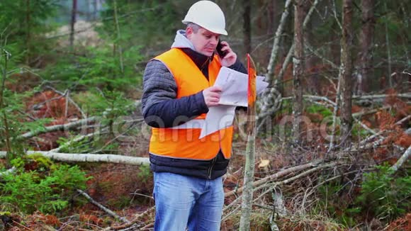 森林工程师在森林里用手机说话视频的预览图