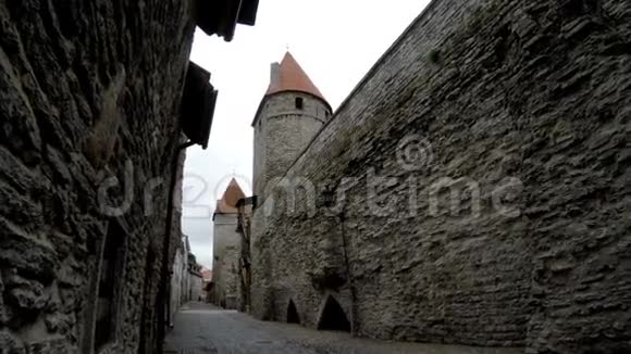 城墙的街道和塔楼古老的城市爱沙尼亚塔林视频的预览图