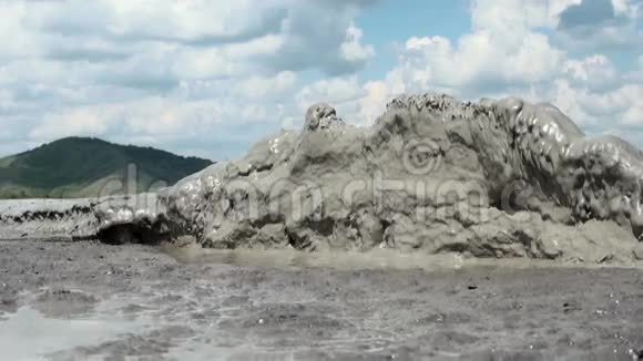 罗马尼亚的泥泞火山保护区布佐贝卡视频的预览图