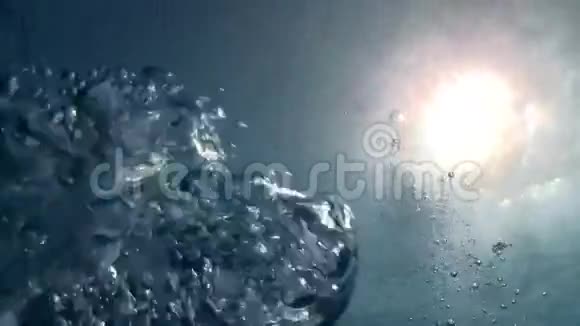蓝色水中的空气气泡视频的预览图