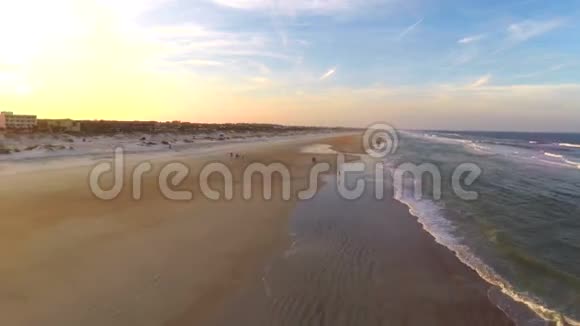 空中黄昏海滩视频视频的预览图