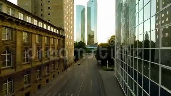 现代摩天大楼城市风光视频的预览图