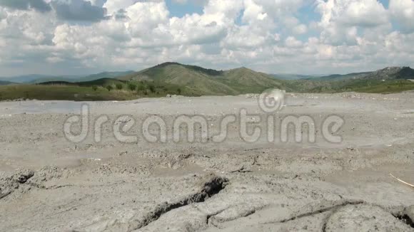 罗马尼亚的泥泞火山保护区布佐贝卡视频的预览图