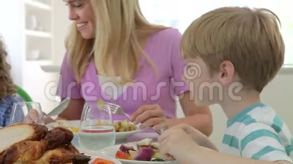 一家人一起在家吃饭视频的预览图