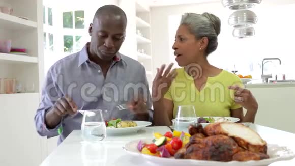 成熟的非裔美国夫妇在家吃饭视频的预览图