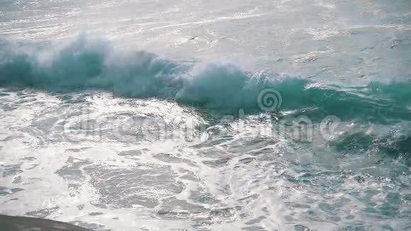 缓慢运动的海浪冲击海岸视频的预览图