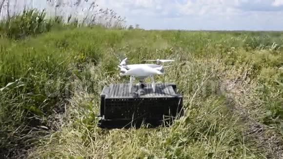 草地上塑料盒子上的四架直升机视频的预览图