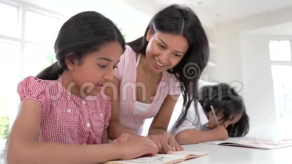 母亲帮助孩子们做作业视频的预览图