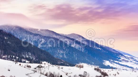 山峰伴雪风吹冬季景观寒冷的一天带着雪视频的预览图