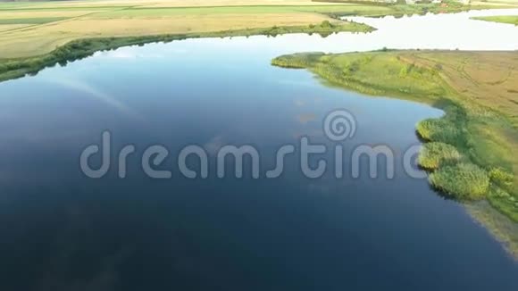 美丽的河流景观空中观景视频的预览图