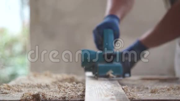 车间木工电动刨床视频的预览图