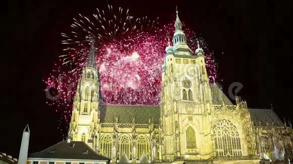 圣维特大教堂罗马天主教大教堂和节日烟火布拉格城堡和赫拉德卡尼捷克共和国视频的预览图