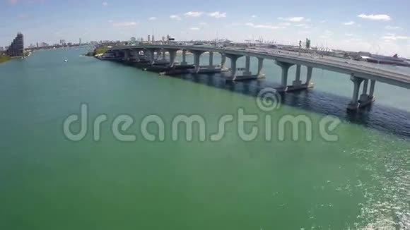 麦克阿瑟桥空中视频的预览图