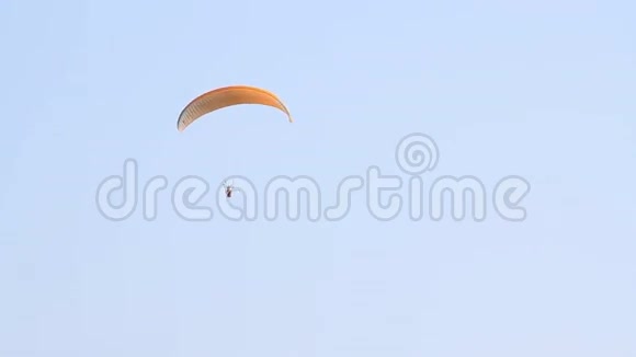 滑翔伞在山上逆天飞行视频的预览图