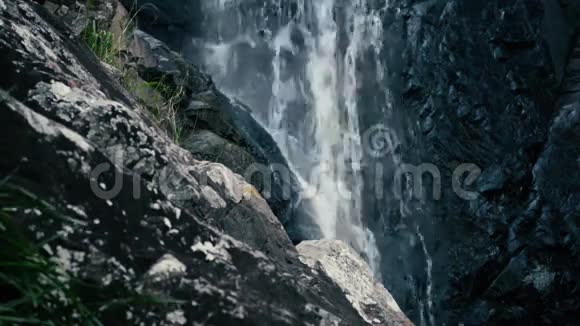丹博林山的松溪瀑布视频的预览图