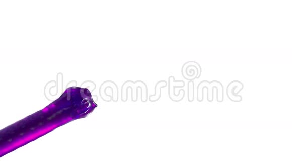 紫汁喷泉3D白色背景与阿尔法通道使用阿尔法面具有漩涡液体的喷泉顶部视频的预览图