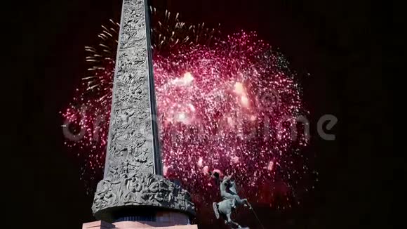 战争纪念碑在胜利公园在波克隆纳亚山和烟花莫斯科俄罗斯视频的预览图