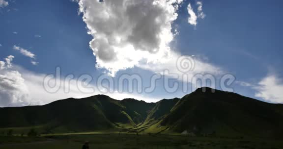 4k云团翻滚在世界屋脊的西藏山顶和山谷视频的预览图