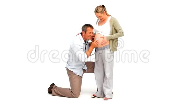 男人倾听着他怀孕妻子的肚子视频的预览图