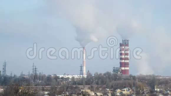 来自城市工业工厂管道的烟雾视频的预览图