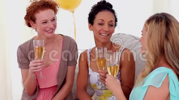 在派对上喝香槟的朋友们视频的预览图