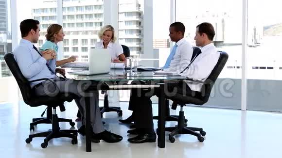 商务团队围着桌子说话视频的预览图