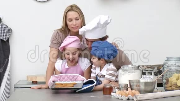 家庭在厨房里烤饼干视频的预览图