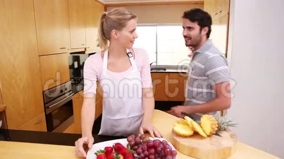 微笑的夫妇吃水果视频的预览图