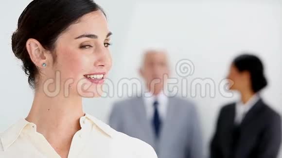 微笑的女商人摆姿势视频的预览图
