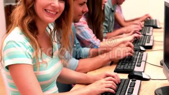 快乐的学生在电脑课上微笑视频的预览图