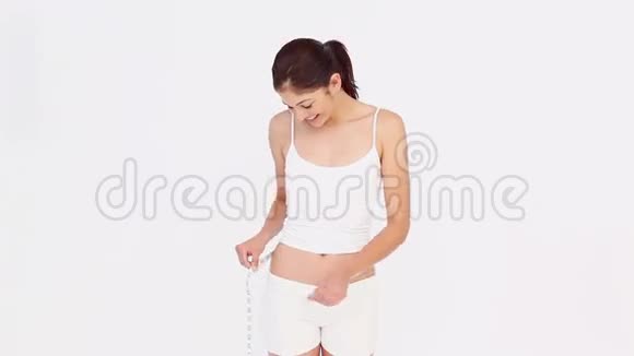 女人用带子测量她的腰视频的预览图