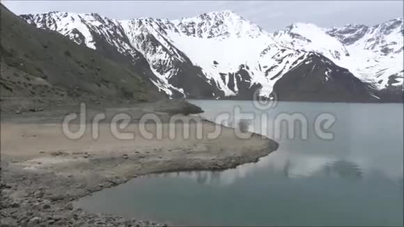 智利圣地亚哥的山脉和泻湖视频的预览图