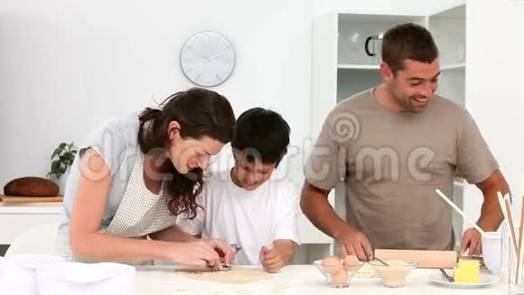 家人一起在厨房做饭视频的预览图