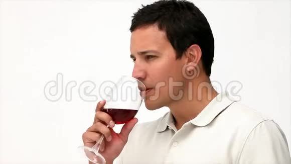 快乐的人喝红酒视频的预览图