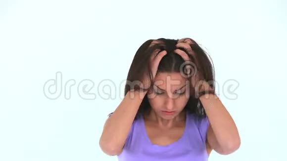 年轻女子头痛视频的预览图