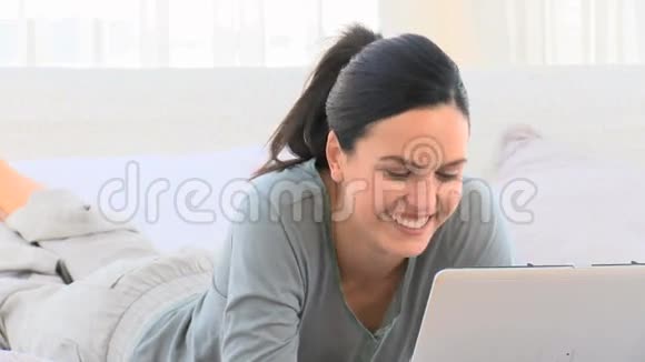她笔记本电脑上有魅力的女人视频的预览图